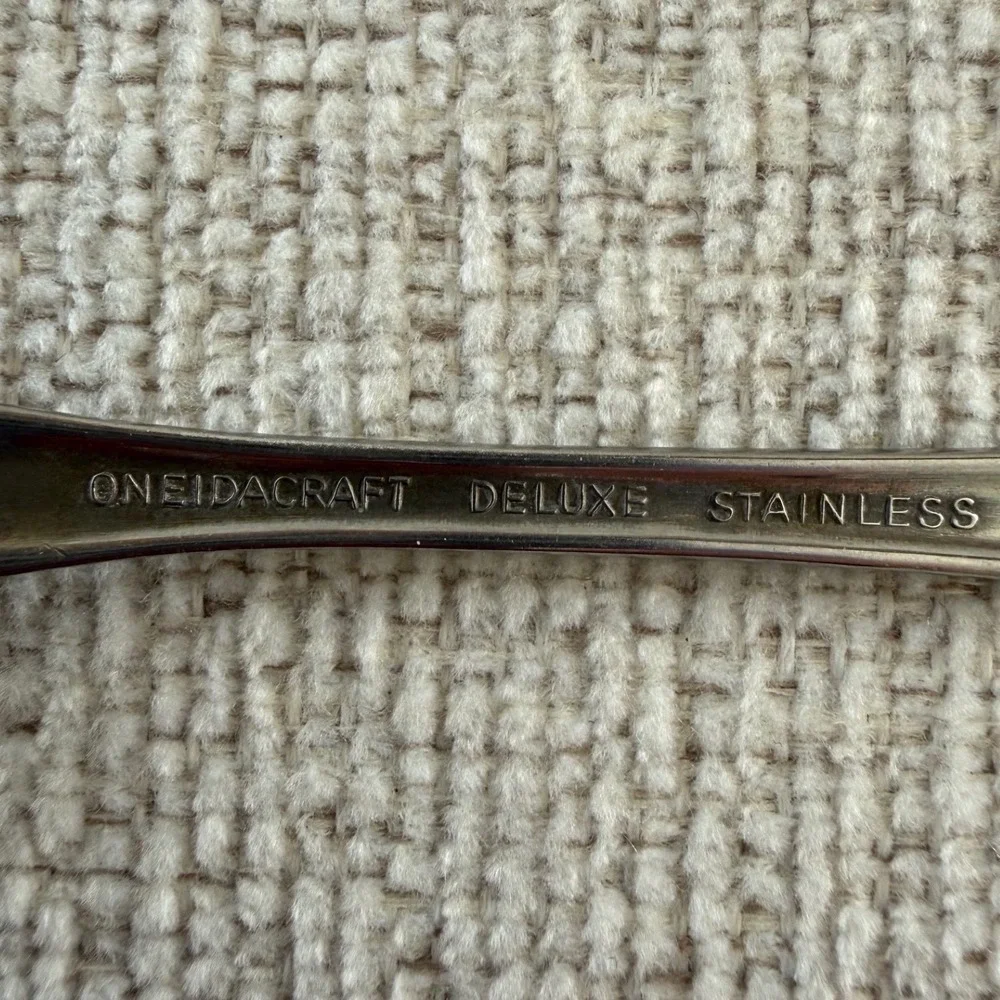 Oneida Chateau Stainless Flatware 8 Pc Lot 4 Dinner Knives 2 Forks 2 Salad Forks